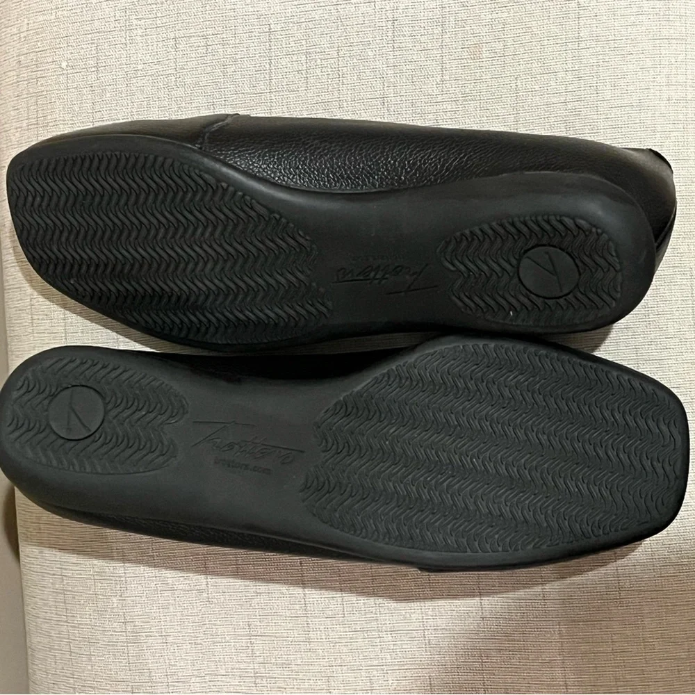 Trotter Sage Scalloped edging  Black Leather Loafers, size 7.5W